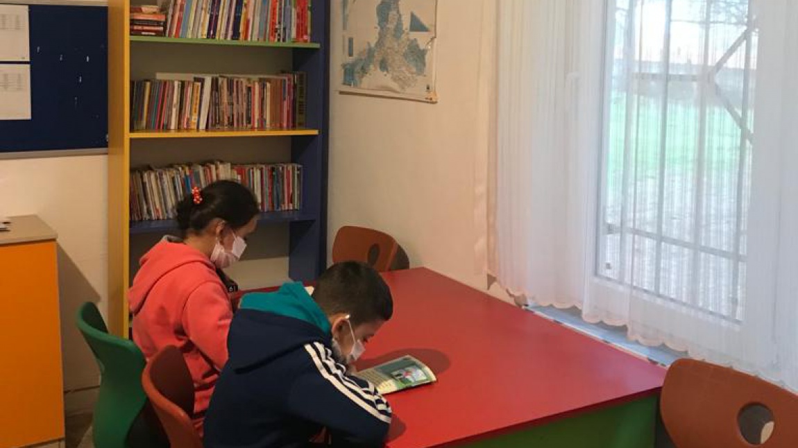 Temel Eğitimde 10 Bin Okul Projesi kapsamında okulumuza kitap dolabı, okuma masası ve sandalyeler bakanlığımız tarafından gönderilmiştir.