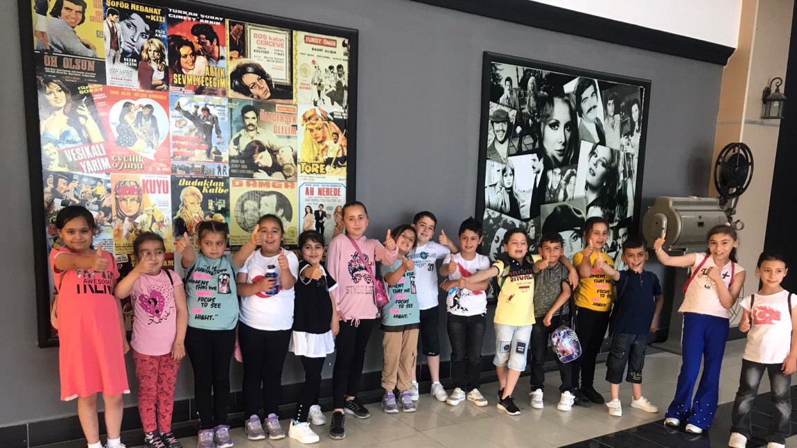 Temel Eğitimde 10 Bin Okul Projesi Kapsamında Sinemaya Gitmeyen Çocuk Kalmasın etkinliği ile çocuklarımız sinemaya gitti
